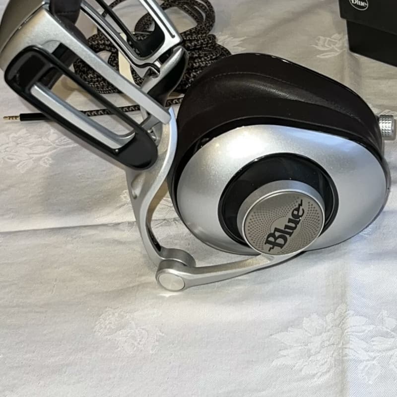 2010s Blue Ella Silver - used Microphone      headphones